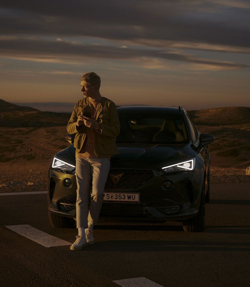 CUPRA Leon Sportstourer eHybrid Familiensportwagen in Graphene Grey mit elektrischer Ladestation