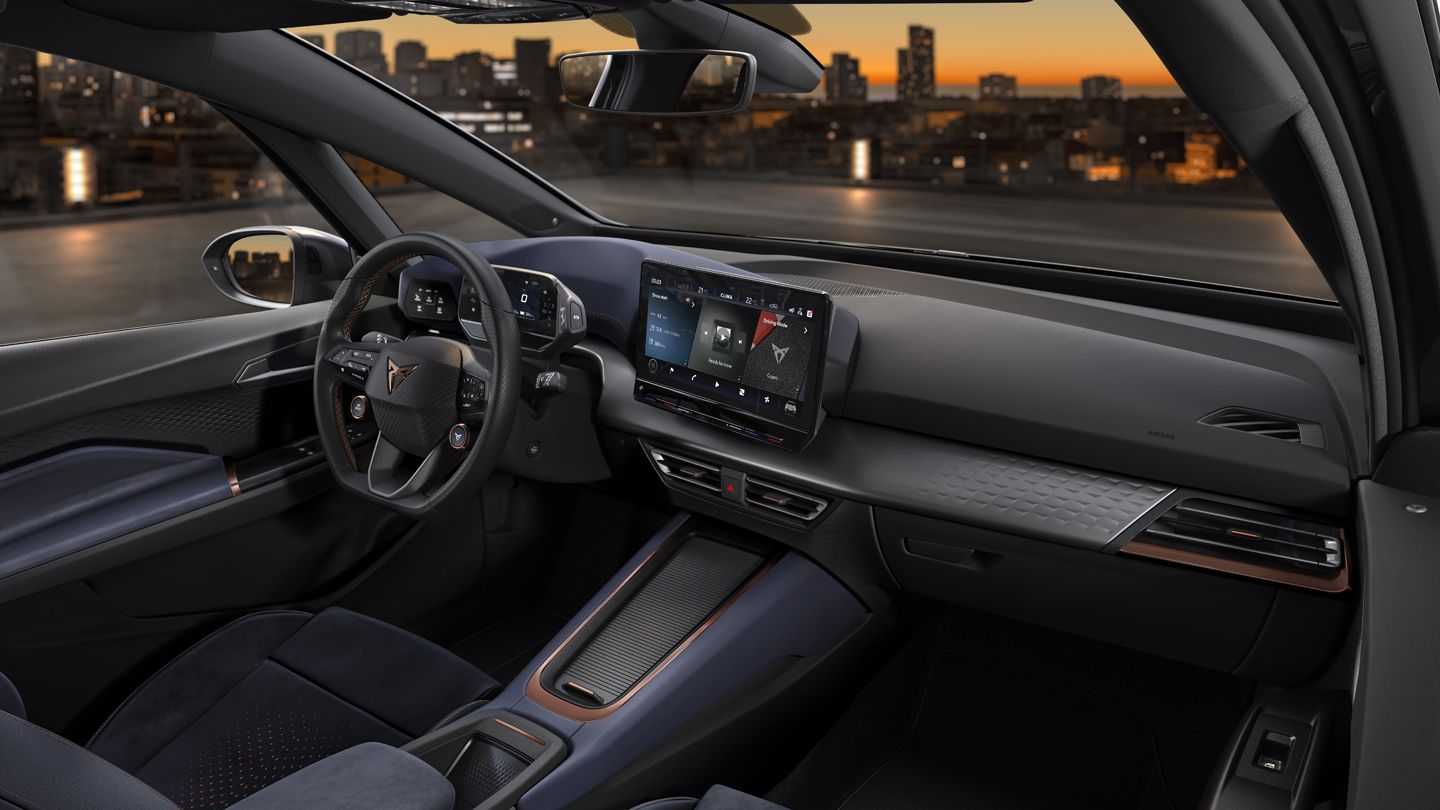 CUPRA Born Innenansicht, Lenkrad und 12 “Infotainment online