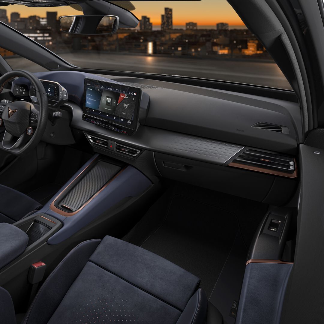 CUPRA Born Innenansicht, Lenkrad und 12 “Infotainment online