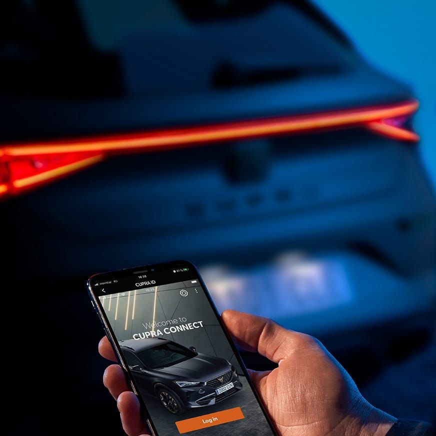 CUPRA CONNECT App am Smartphone, zeigt dir in der Nähe befindliche Ladestationen, deinen Ladestatus, deine Reichweite und vieles mehr 