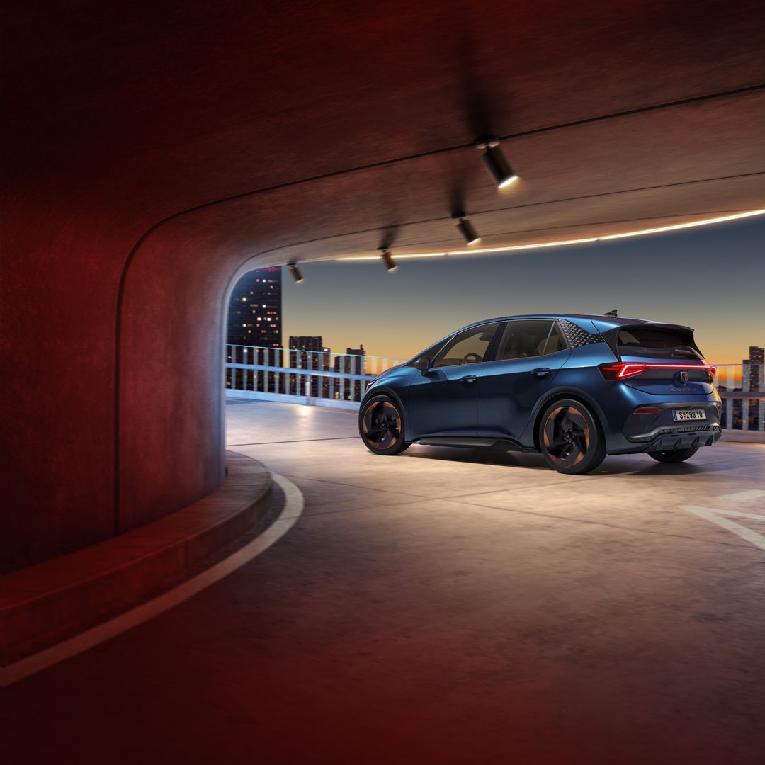 CUPRA Born Lava-blau auf einem Parkplatz