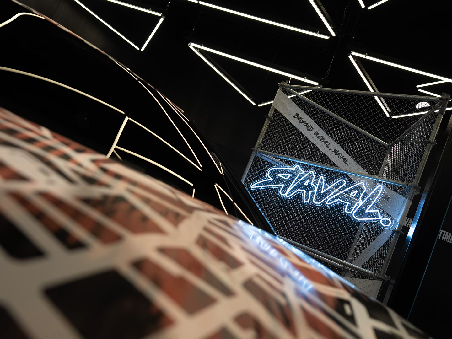 Dach vom Raval mit leuchtendem Raval Logo im Hintergrund