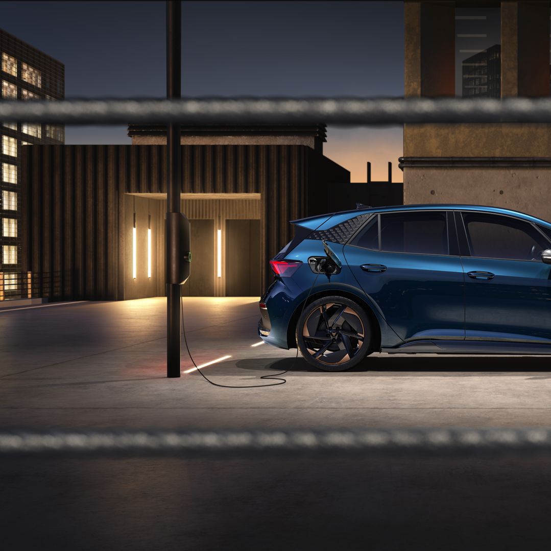Der neue CUPRA Born an einer Ladestation
