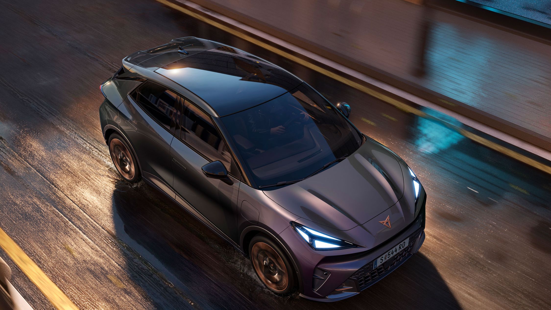 Fahraufnahme des CUPRA Raval VZ in Plasma von oben