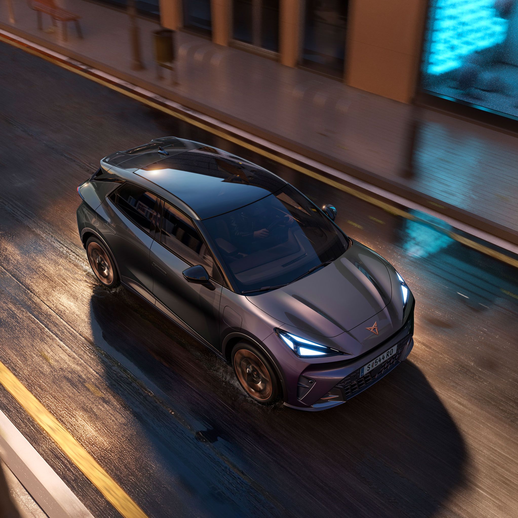 Fahraufnahme des CUPRA Raval VZ in Plasma von oben