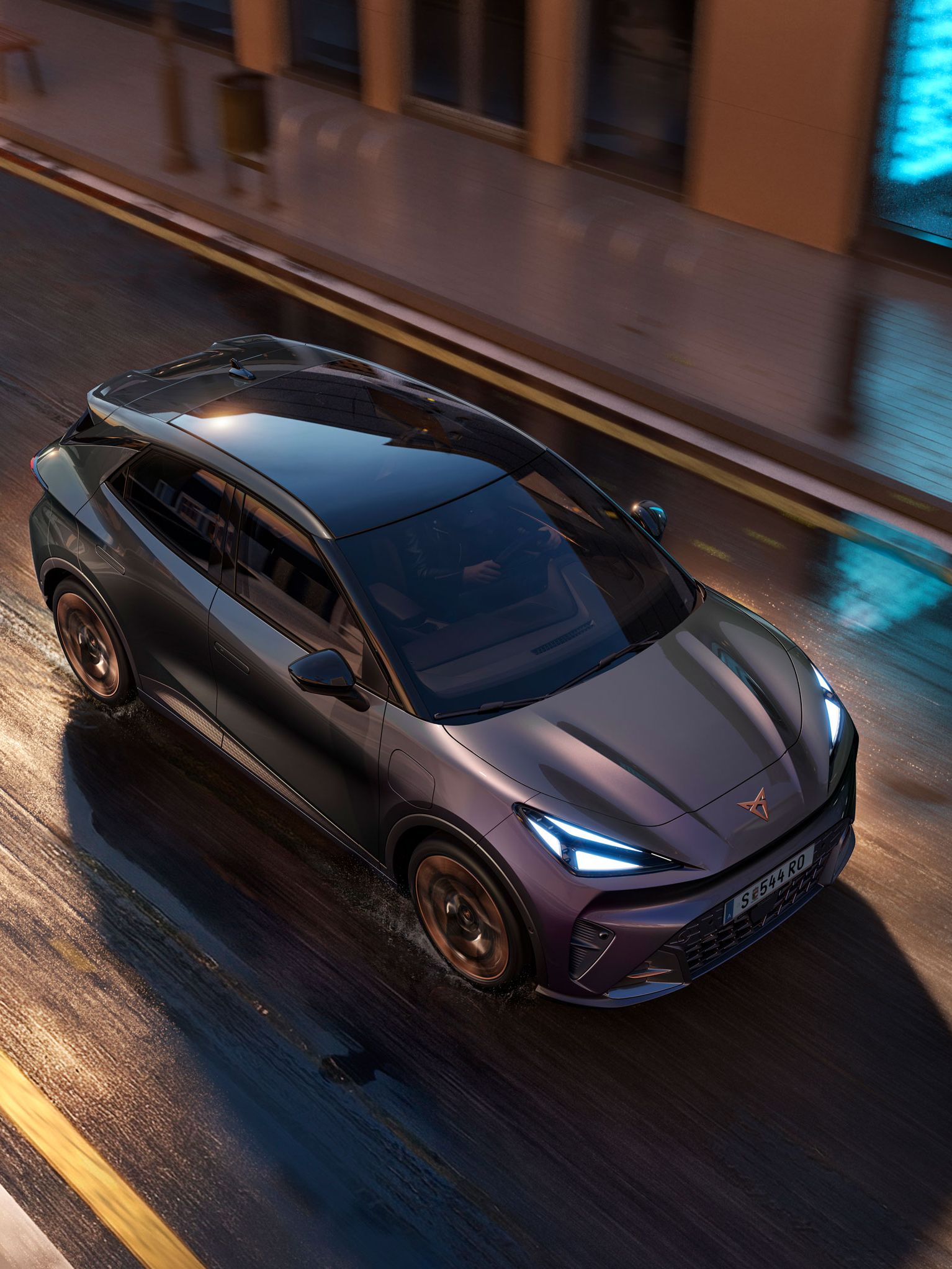 Fahraufnahme des CUPRA Raval VZ in Plasma von oben