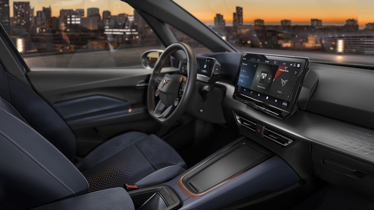 CUPRA Born Innenansicht der Mittelkonsole und des Infotainment-Bildschirms