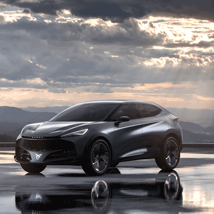 Der CUPRA Tavascan von Vorne in Grau unter freiem Himmel