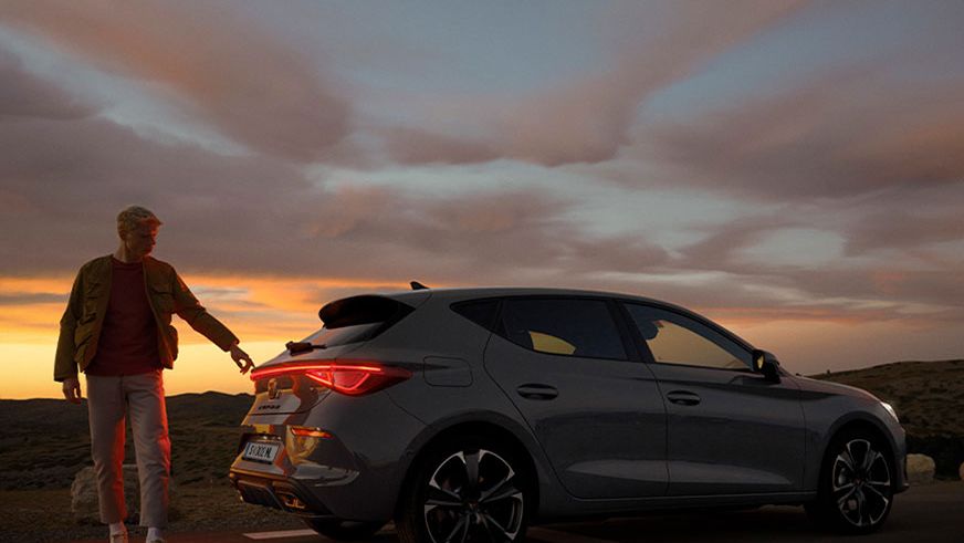 CUPRA Leon e-Hybrid beim Ladevorgang