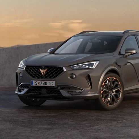 Ein CUPRA Leon, der an eine Wallbox angeschlossen ist.