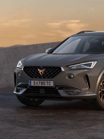 Ein CUPRA Leon, der an eine Wallbox angeschlossen ist.