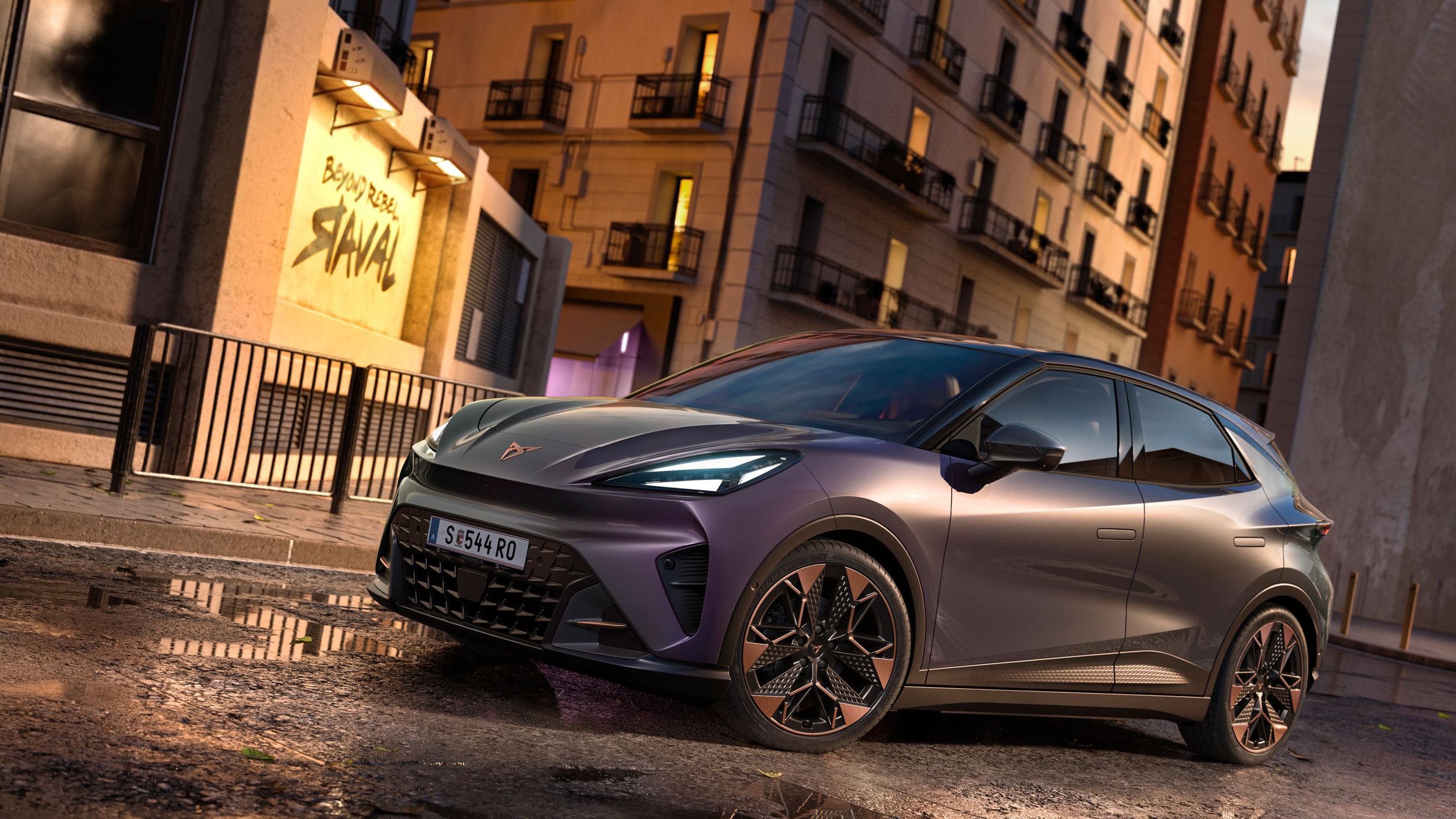 CUPRA Raval VZ in Plasma steht auf einer Straße in urbaner Umgebung