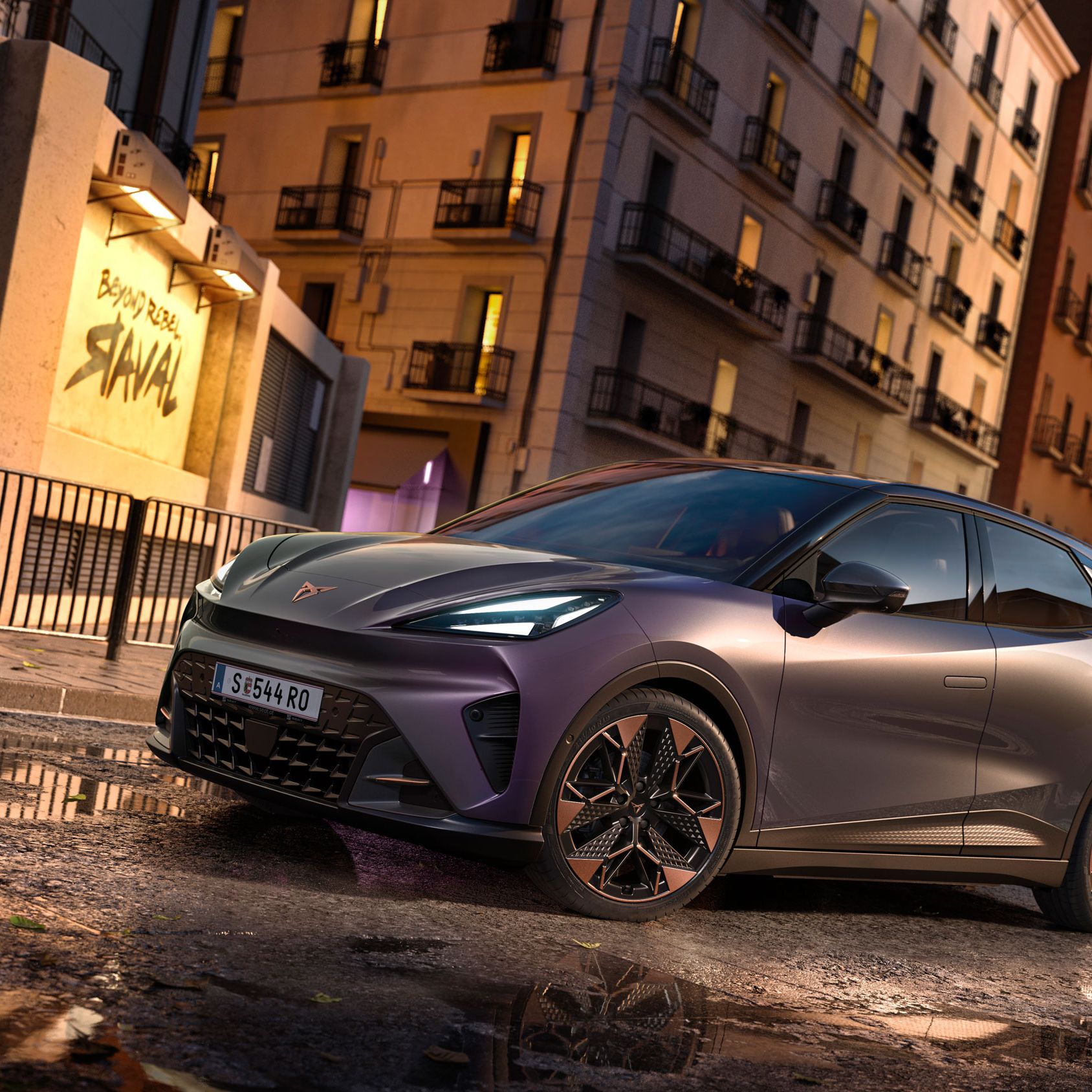 CUPRA Raval VZ in Plasma steht auf einer Straße in urbaner Umgebung