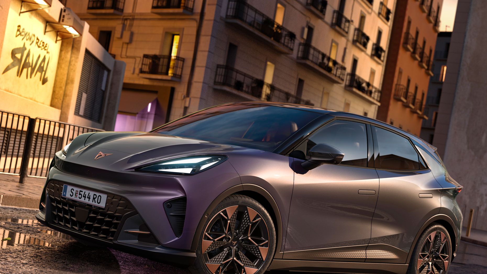 CUPRA Raval VZ in Plasma steht auf einer Straße in urbaner Umgebung