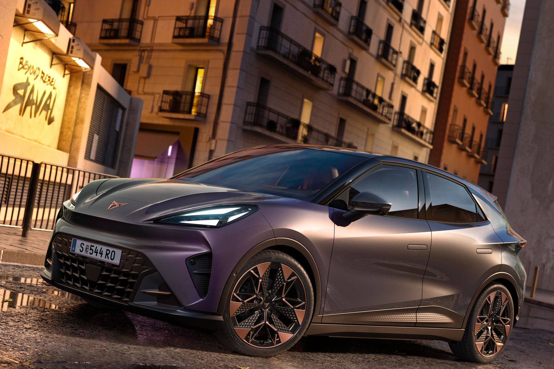 CUPRA Raval VZ in Plasma steht auf einer Straße in urbaner Umgebung