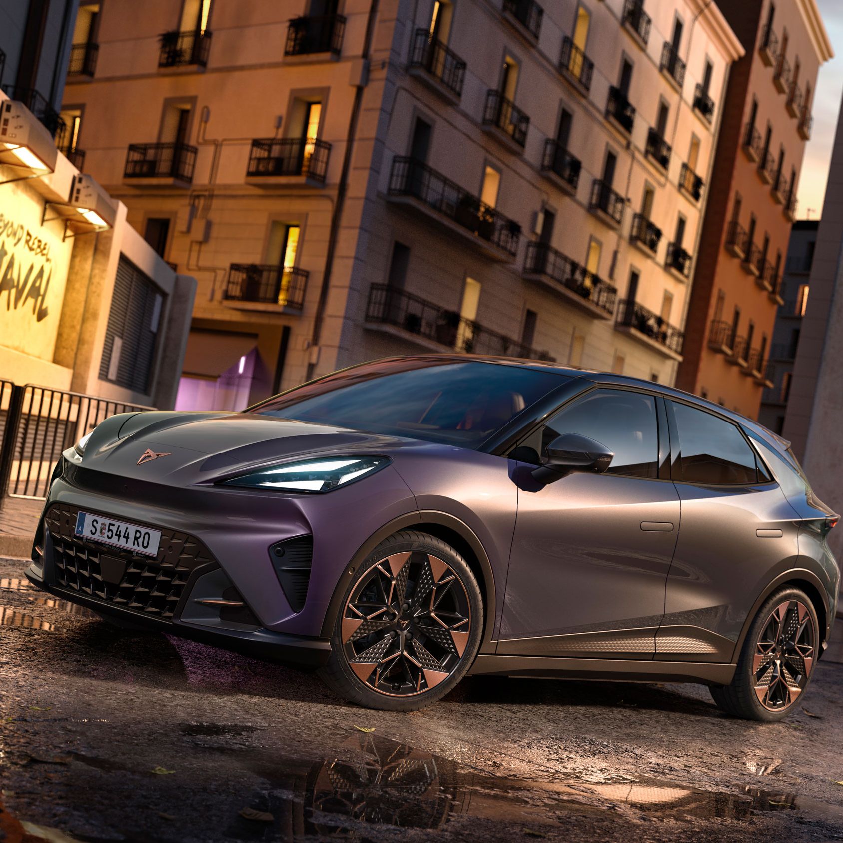 CUPRA Raval VZ in Plasma steht auf einer Straße in urbaner Umgebung
