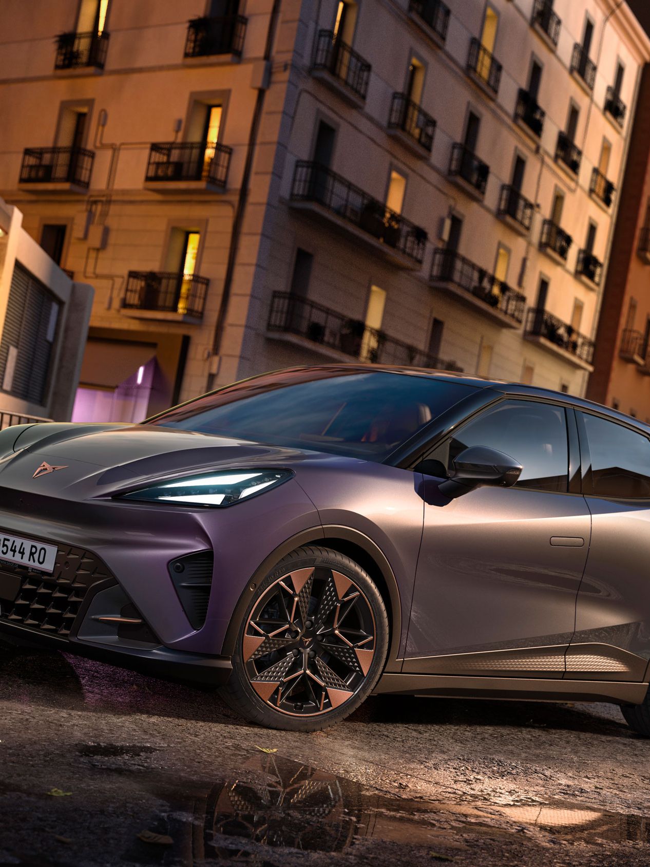 CUPRA Raval VZ in Plasma steht auf einer Straße in urbaner Umgebung