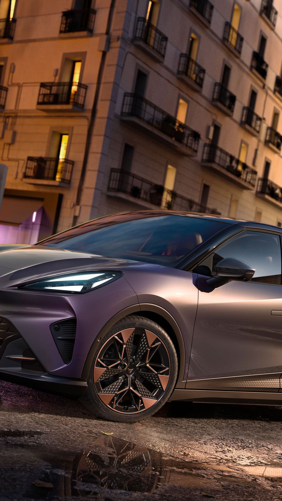 CUPRA Raval VZ in Plasma steht auf einer Straße in urbaner Umgebung