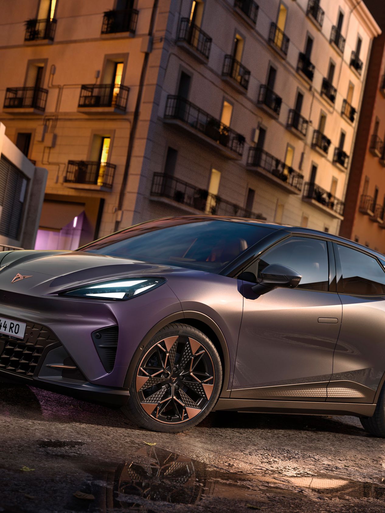 CUPRA Raval VZ in Plasma steht auf einer Straße in urbaner Umgebung