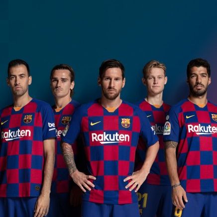 Auf dem Bild sind 5 Fussballer im Rot-Blauen Barcelona Trickot