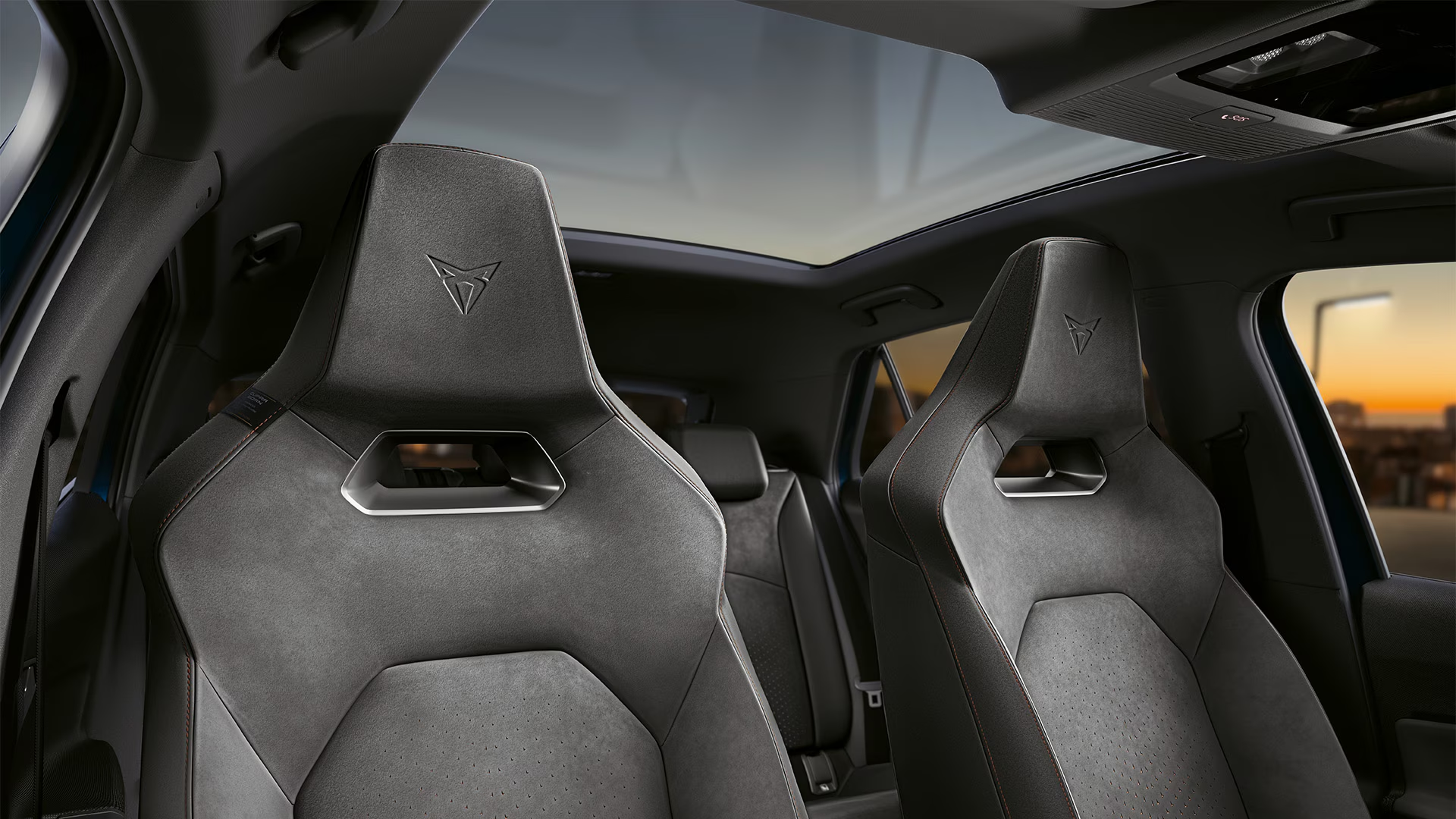 Sitze im Innenraum mit Glasdach